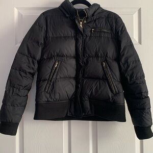 Express winter puffer jacket with hood.